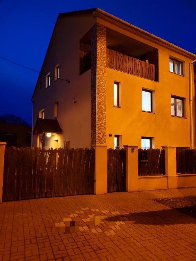 Апартаменты Indira Vendeghaz Ньиредьхаза Экстерьер фото